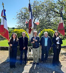 photo jeunes et anciens porte drapeaux
